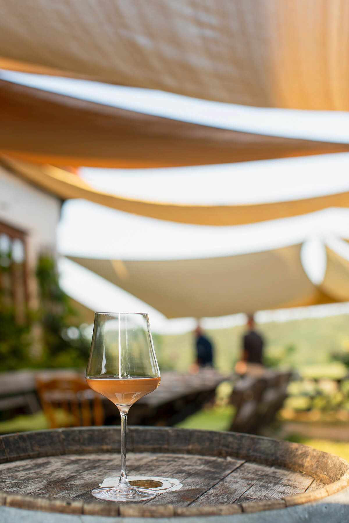 Weinglas auf Buschenschank Terrasse